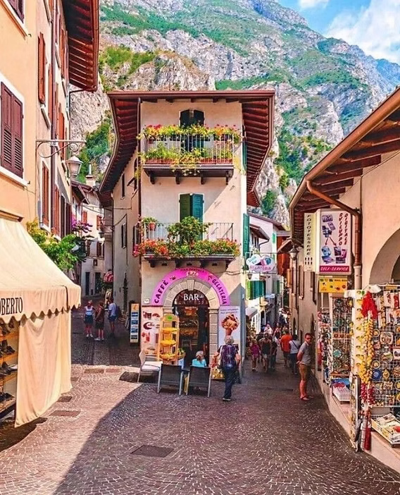 Sirmione old town streets